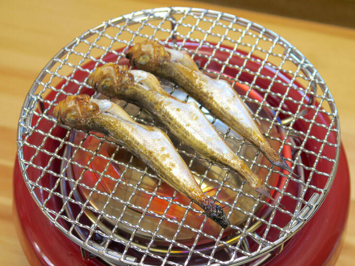 火鉢×七輪！？ おうちキャンプが捗るカセットコンロ「ヒバリン」なら餅も魚も炙り放題