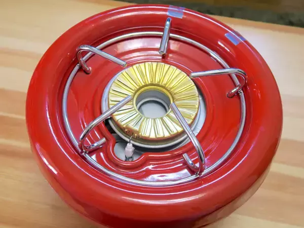 「火鉢×七輪！？ おうちキャンプが捗るカセットコンロ「ヒバリン」なら餅も魚も炙り放題」の画像