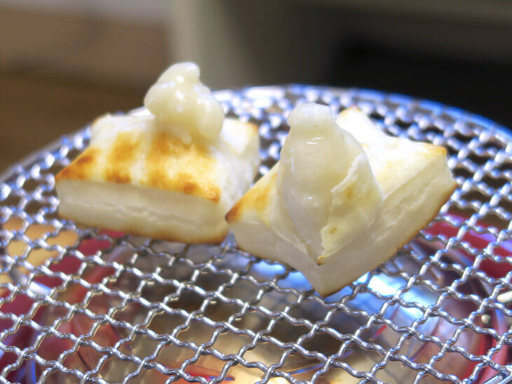 火鉢×七輪！？ おうちキャンプが捗るカセットコンロ「ヒバリン」なら餅も魚も炙り放題