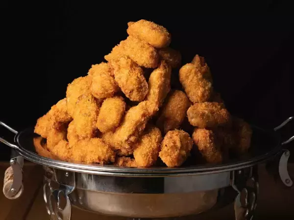 「2時間待ちの超人気！ オイスターバー『オストレア』の「牡蠣フライ食べ放題」が復活！」の画像