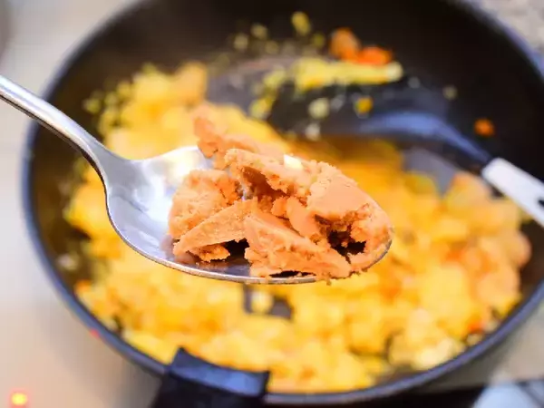 「「味覇」に新味が登場！ 青い缶の「海鮮味覇」はエビの風味が超濃厚で美味！」の画像