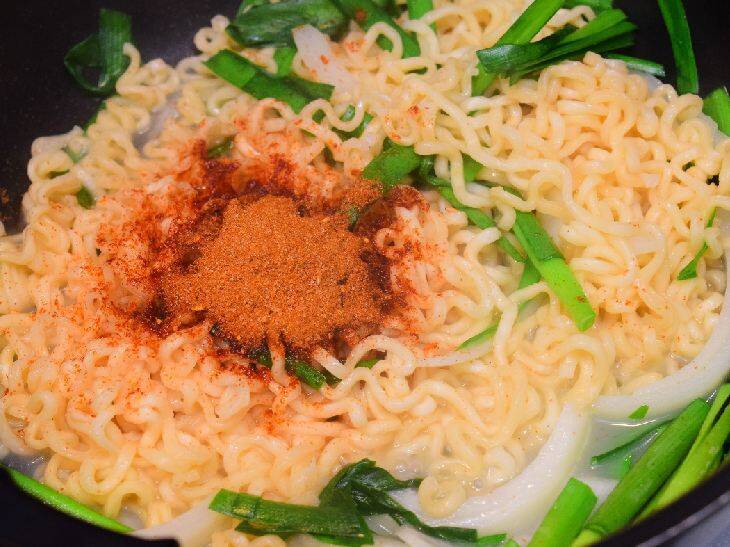 特別セーフ 袋麺 爆裂辛麺 韓国風 激辛焼そば 極太大盛 130g 1セット 12袋 日清食品 materialworldblog.com