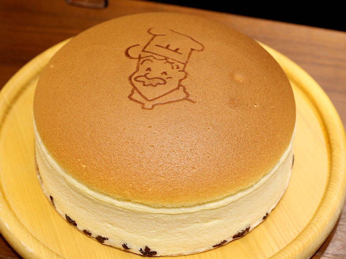 大阪名物 りくろーおじさんのチーズケーキ は 陸カフェroom の 超焼きたて を食べるのが正解 21年4月8日 エキサイトニュース