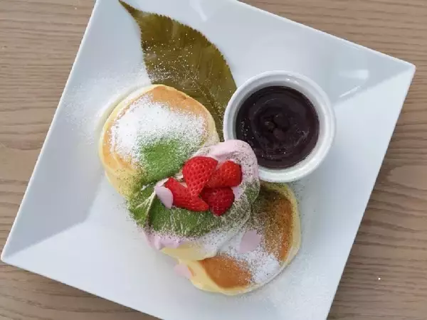 「日本の春をスイーツで満喫！『幸せのパンケーキ』の4月限定“桜風味のパンケーキ”とは？」の画像