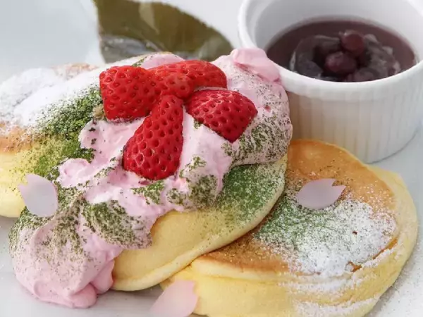 「日本の春をスイーツで満喫！『幸せのパンケーキ』の4月限定“桜風味のパンケーキ”とは？」の画像