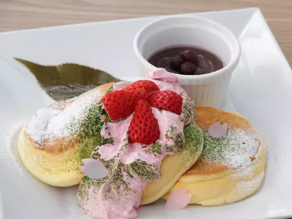 日本の春をスイーツで満喫！『幸せのパンケーキ』の4月限定“桜風味のパンケーキ”とは？