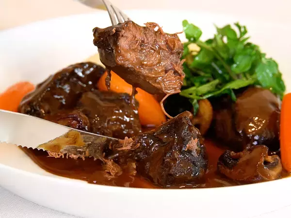 「フレンチの名店『シェ松尾』の「極上手作りビーフシチュー」がクラウドファンディングに登場！ そのこだわりとは？」の画像