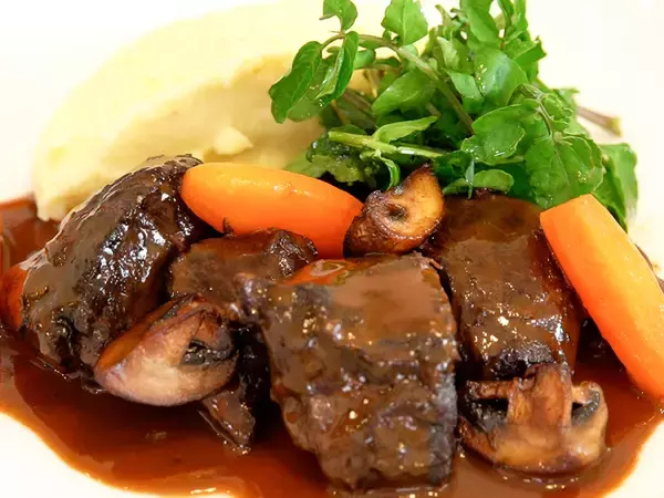 「フレンチの名店『シェ松尾』の「極上手作りビーフシチュー」がクラウドファンディングに登場！ そのこだわりとは？」の画像