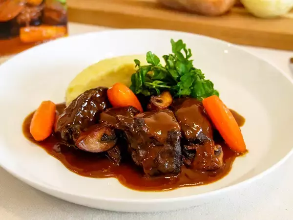 フレンチの名店『シェ松尾』の「極上手作りビーフシチュー」がクラウドファンディングに登場！ そのこだわりとは？