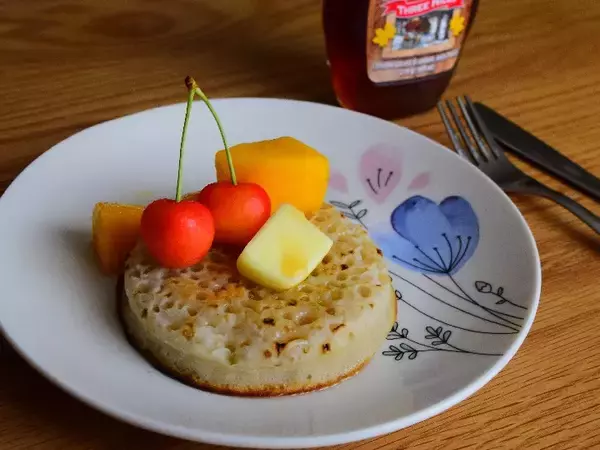 「しっとりモチモチ！ 成城石井で発見した英国風パンケーキ「クランペット」が最高に美味しい」の画像