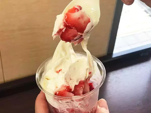「夏の定番！ ミニストップ「ハロハロ」の新作「果実氷練乳いちご」と「パチパチ夏ソーダ」を食べ比べてみた！」の画像