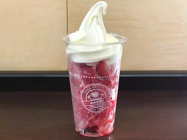 「夏の定番！ ミニストップ「ハロハロ」の新作「果実氷練乳いちご」と「パチパチ夏ソーダ」を食べ比べてみた！」の画像