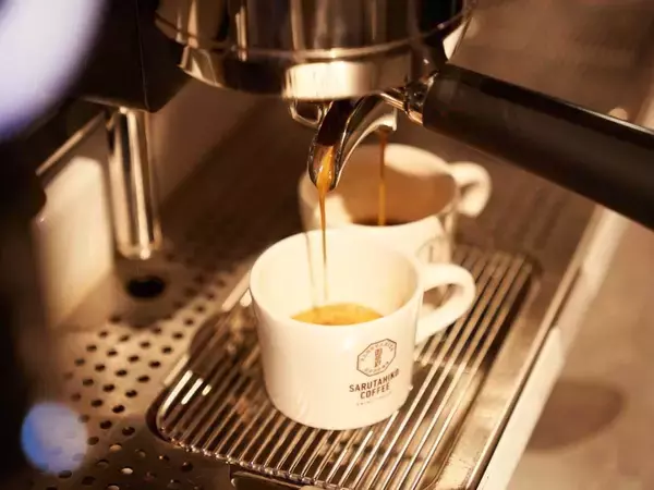 「絶対ウマいやつ！『猿田彦珈琲』のピスタチオアイスのせ「ラテフロート」が魅力的すぎる」の画像