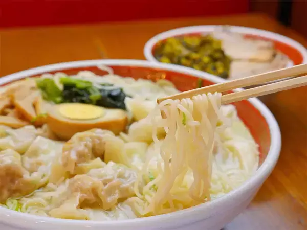 「デカ盛り1.2kg！『広州市場 五反田店』で「飯雲呑麺＋ご飯」の満腹ランチセットを食べてきた」の画像
