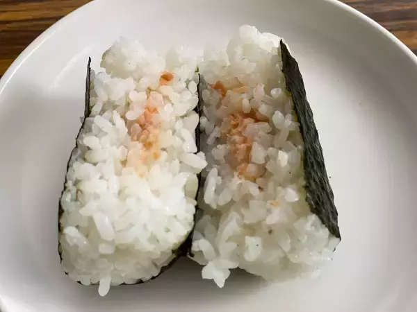 「一番美味しいおにぎりはどれ？ コンビニ4社のグルメ系「鮭おにぎり」を食べ比べてみた！」の画像
