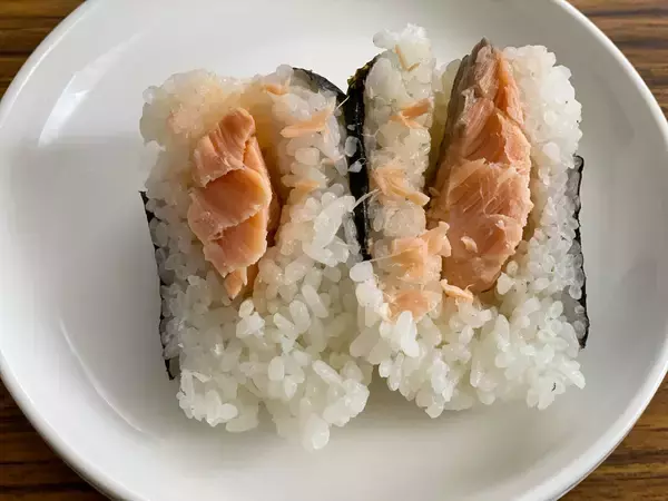 「一番美味しいおにぎりはどれ？ コンビニ4社のグルメ系「鮭おにぎり」を食べ比べてみた！」の画像