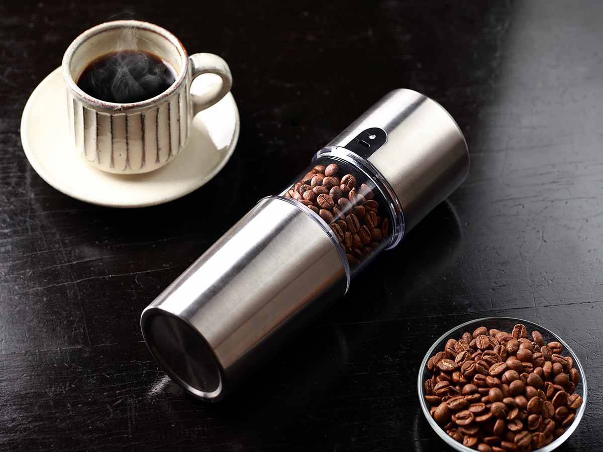 部屋でも野外でも挽きたてコーヒーが味わえる「ポータブル電動コーヒーミル」が便利すぎる