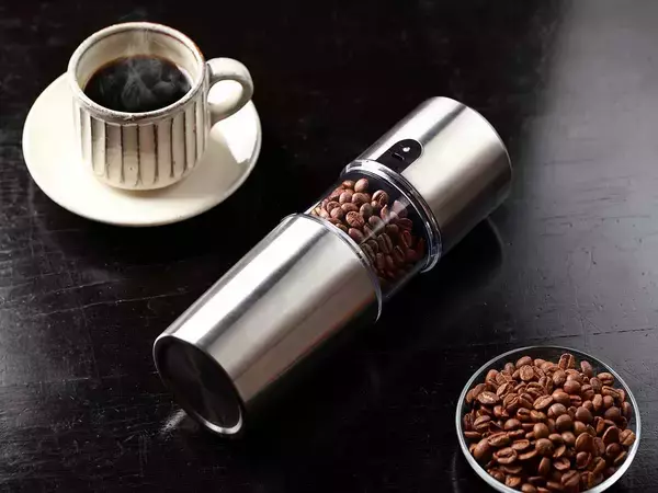 「部屋でも野外でも挽きたてコーヒーが味わえる「ポータブル電動コーヒーミル」が便利すぎる」の画像