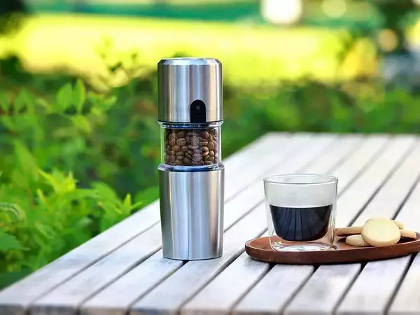 「部屋でも野外でも挽きたてコーヒーが味わえる「ポータブル電動コーヒーミル」が便利すぎる」の画像