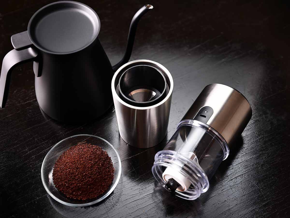 部屋でも野外でも挽きたてコーヒーが味わえる「ポータブル電動コーヒーミル」が便利すぎる