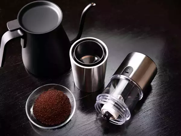 「部屋でも野外でも挽きたてコーヒーが味わえる「ポータブル電動コーヒーミル」が便利すぎる」の画像