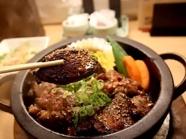 「焼肉のハラミ発祥の店『松屋』（新大阪）で1ポンドのハラミの山を食べてきた」の画像