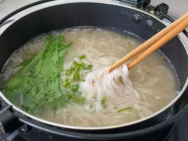 「鍋の〆が100倍楽しみになる！「〆で味変 2度旨い鍋」の“レモン鍋”が超オススメ」の画像