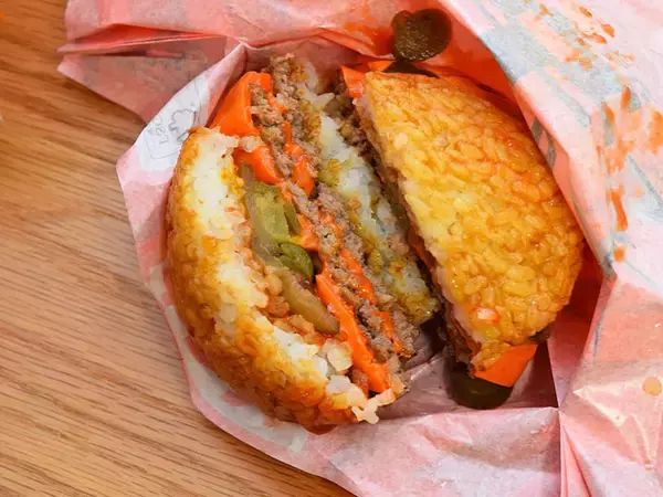 「マックのごはんバーガーは旨いのか？ 「ごはん海老旨辛仕立て」と「ごはん辛ダブチ」を食べ比べてみた」の画像