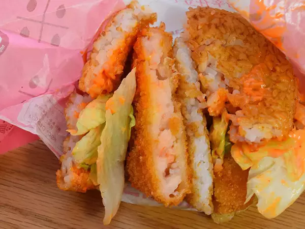 「マックのごはんバーガーは旨いのか？ 「ごはん海老旨辛仕立て」と「ごはん辛ダブチ」を食べ比べてみた」の画像