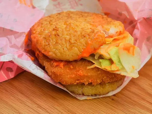 「マックのごはんバーガーは旨いのか？ 「ごはん海老旨辛仕立て」と「ごはん辛ダブチ」を食べ比べてみた」の画像