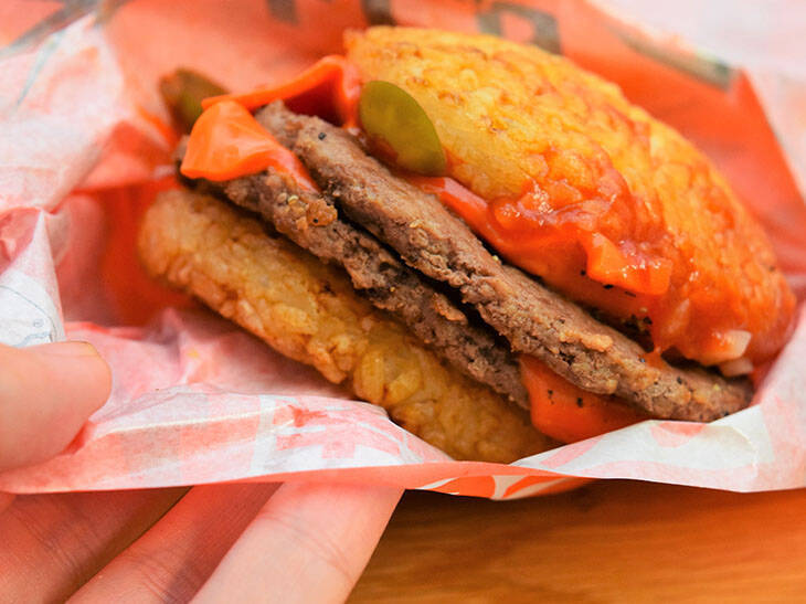 マックのごはんバーガーは旨いのか？ 「ごはん海老旨辛仕立て」と「ごはん辛ダブチ」を食べ比べてみた