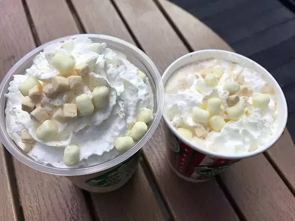 「Xmas気分に浸れるスタバの新作「トーステッドホワイトチョコレート」フラペチーノ＆モカを飲んでみた！」の画像