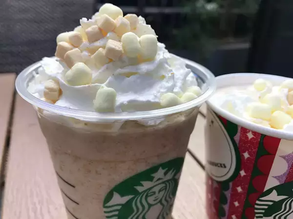 「Xmas気分に浸れるスタバの新作「トーステッドホワイトチョコレート」フラペチーノ＆モカを飲んでみた！」の画像