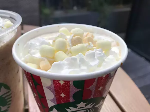「Xmas気分に浸れるスタバの新作「トーステッドホワイトチョコレート」フラペチーノ＆モカを飲んでみた！」の画像