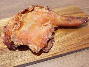 カラアゲニストも感激！ 江東区有明『くらふと』の巨大な「骨付きもも肉の一本揚げ」が劇的に旨い