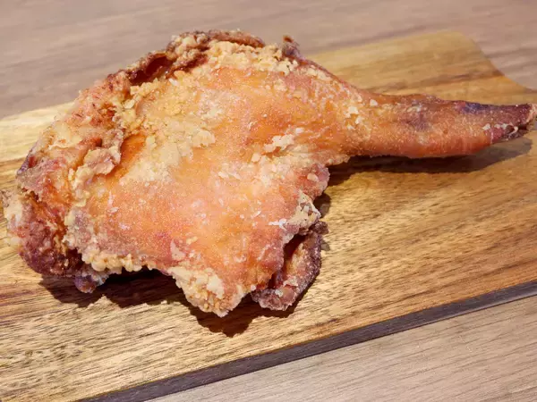 カラアゲニストも感激！ 江東区有明『くらふと』の巨大な「骨付きもも肉の一本揚げ」が劇的に旨い