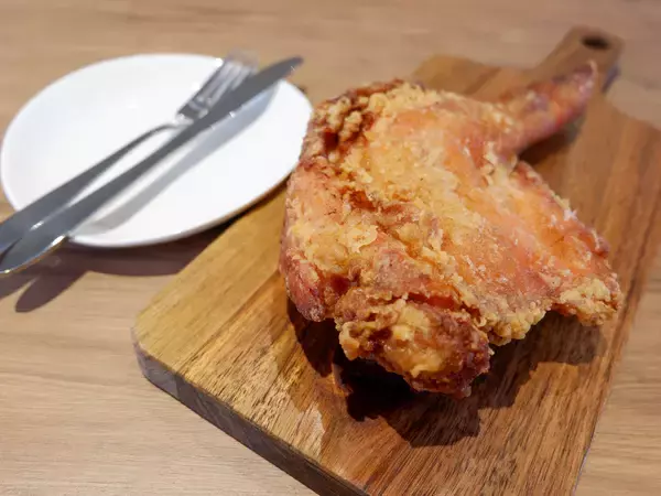 「カラアゲニストも感激！ 江東区有明『くらふと』の巨大な「骨付きもも肉の一本揚げ」が劇的に旨い」の画像