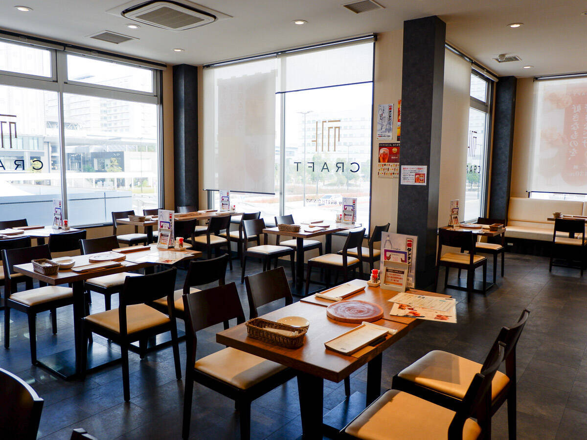 カラアゲニストも感激！ 江東区有明『くらふと』の巨大な「骨付きもも肉の一本揚げ」が劇的に旨い