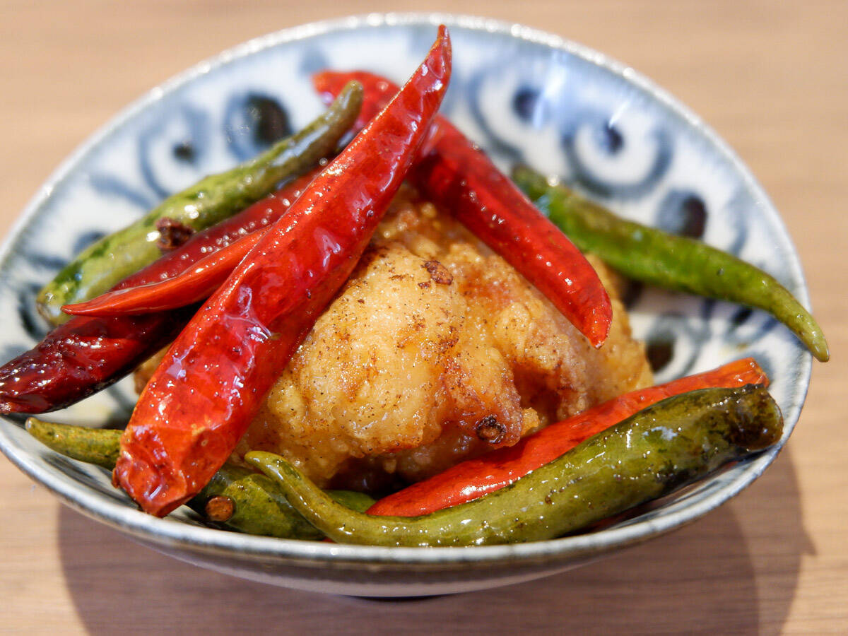 カラアゲニストも感激！ 江東区有明『くらふと』の巨大な「骨付きもも肉の一本揚げ」が劇的に旨い