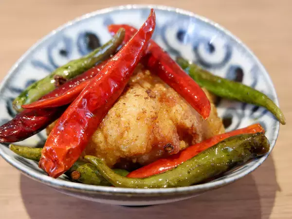 「カラアゲニストも感激！ 江東区有明『くらふと』の巨大な「骨付きもも肉の一本揚げ」が劇的に旨い」の画像