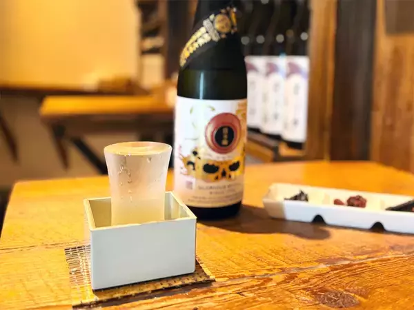 東京・麹町に佇む角打ちの名店『麹町いづみや』。300年愛される酒屋で楽しむ至極の日本酒