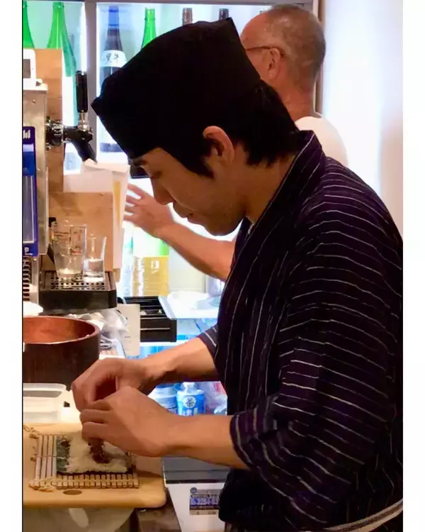 「東京・麹町に佇む角打ちの名店『麹町いづみや』。300年愛される酒屋で楽しむ至極の日本酒」の画像