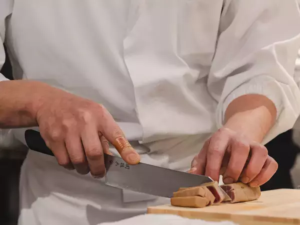 「プロの料理人が絶賛する包丁「関孫六 要」とは？ 料亭『鈴なり』店主が語るその魅力」の画像