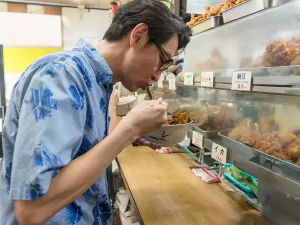 「【小宮山雄飛 蕎麦呑みの名店】食べ終わるとパワーが湧いてくる最強の立ち蕎麦屋『一由そば』のジャンボゲソ天蕎麦」の画像