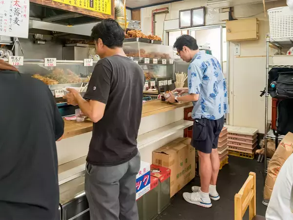「【小宮山雄飛 蕎麦呑みの名店】食べ終わるとパワーが湧いてくる最強の立ち蕎麦屋『一由そば』のジャンボゲソ天蕎麦」の画像