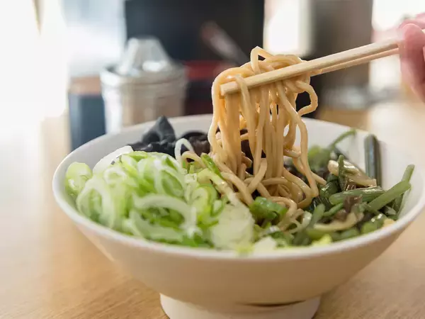 「【小宮山雄飛 蕎麦呑みの名店】食べ終わるとパワーが湧いてくる最強の立ち蕎麦屋『一由そば』のジャンボゲソ天蕎麦」の画像