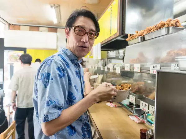 「【小宮山雄飛 蕎麦呑みの名店】食べ終わるとパワーが湧いてくる最強の立ち蕎麦屋『一由そば』のジャンボゲソ天蕎麦」の画像