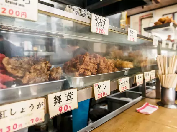 「【小宮山雄飛 蕎麦呑みの名店】食べ終わるとパワーが湧いてくる最強の立ち蕎麦屋『一由そば』のジャンボゲソ天蕎麦」の画像