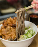 「【小宮山雄飛 蕎麦呑みの名店】食べ終わるとパワーが湧いてくる最強の立ち蕎麦屋『一由そば』のジャンボゲソ天蕎麦」の画像8