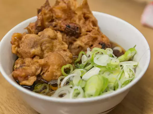 「【小宮山雄飛 蕎麦呑みの名店】食べ終わるとパワーが湧いてくる最強の立ち蕎麦屋『一由そば』のジャンボゲソ天蕎麦」の画像